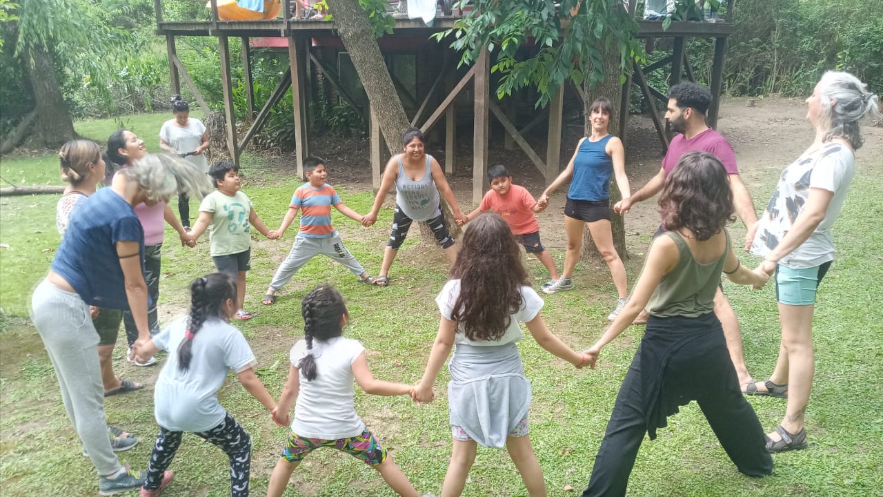 Manos diversas unidas en círculo